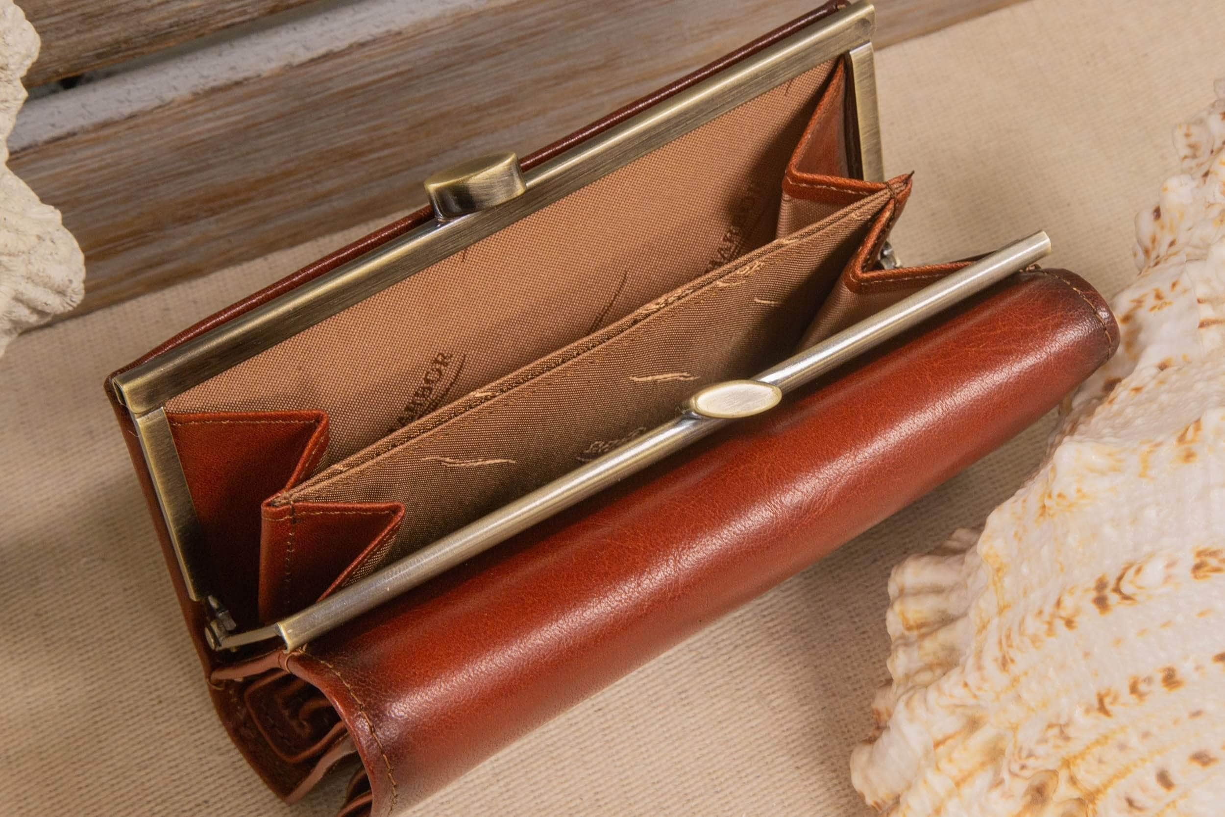 Clutch wallet with online clasp